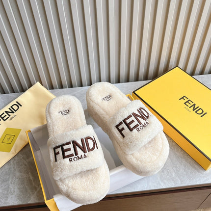 FENDI SLIPPER IN WHITE FUR WITH BROWN LOGO