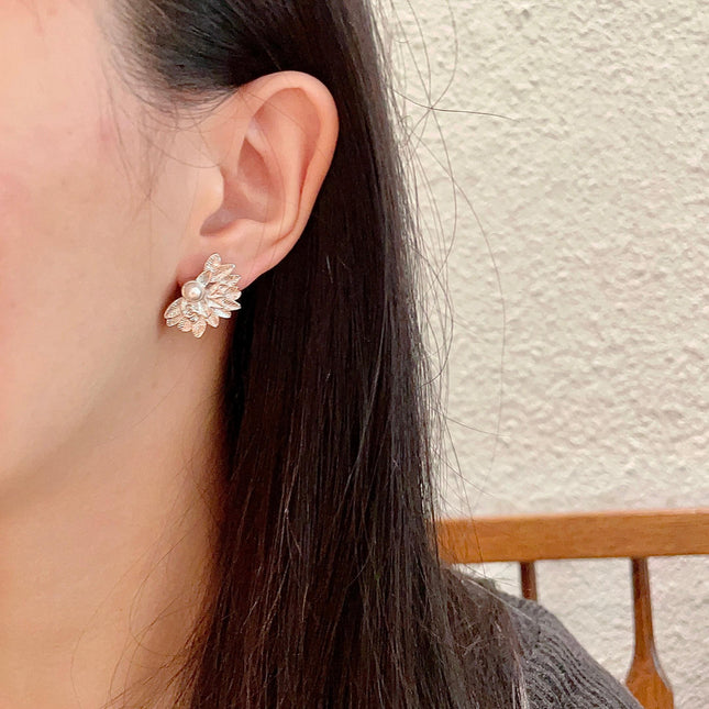 DOUBLE C STUD EARRINGS IN HALF-FLOWER SHAPE WITH PEARL CENTER