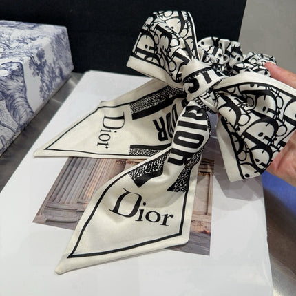 DIOR 26S BOW SCRUNCHIE IN BLACK AND WHITE SILK 505307