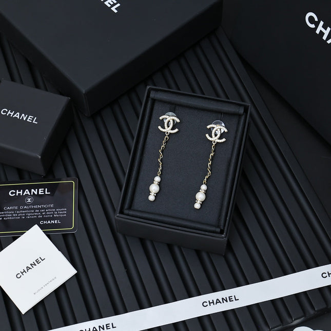 DOUBLE C CHAIN DETAIL EARRINGS IN GOLD METAL WITH LAMBSKIN TASSEL PEARL AND CRYSTAL LOGO