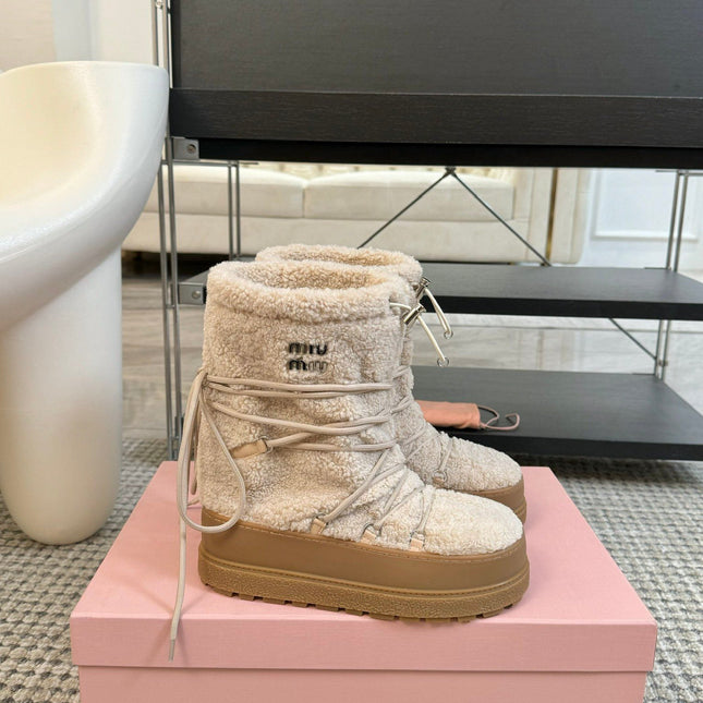 SNOW ANKLE BOOTS IN COSMIC LATTE SHEARLING