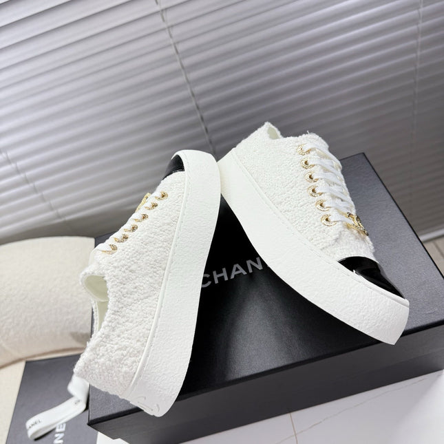 CHANEL 25S TRAINERS WHITE 35MM IN GLITTERED TWEED AND PATENT CALFSKIN
