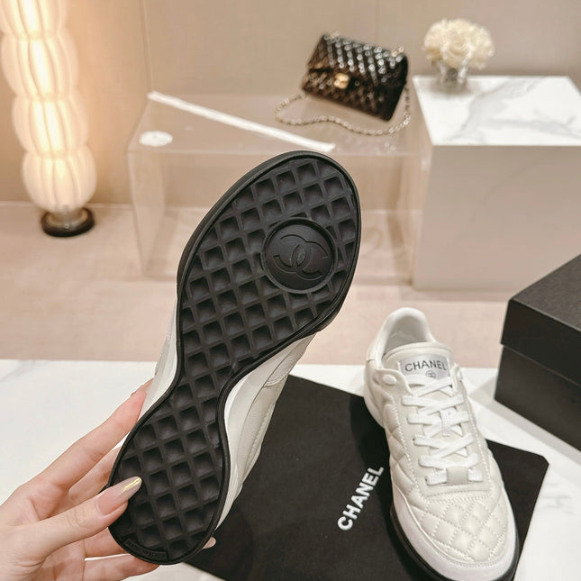 SNEAKERS IN GLOSSY WHITE LAMBSKIN