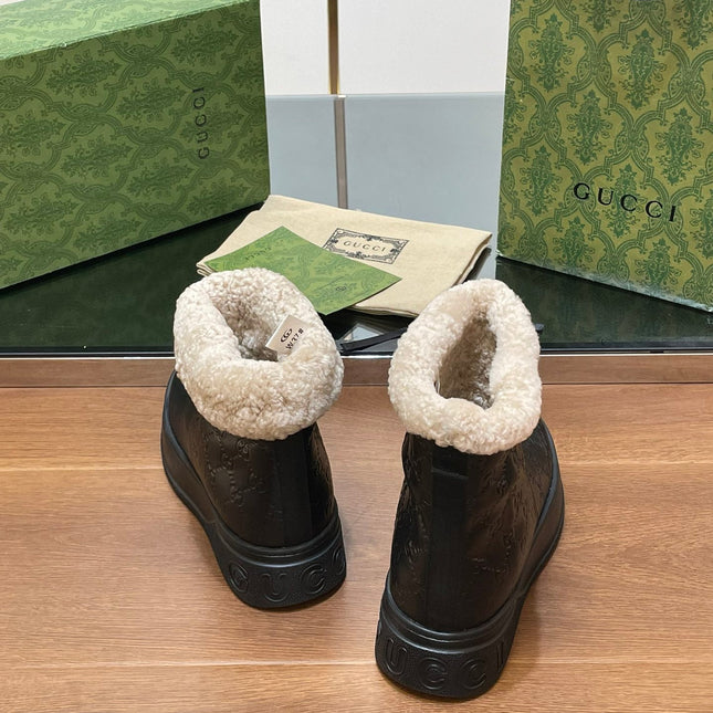GG SNOW BOOTS IN BLACK EMBOSSED DEERSKIN AND BEIGE WOOL LINING