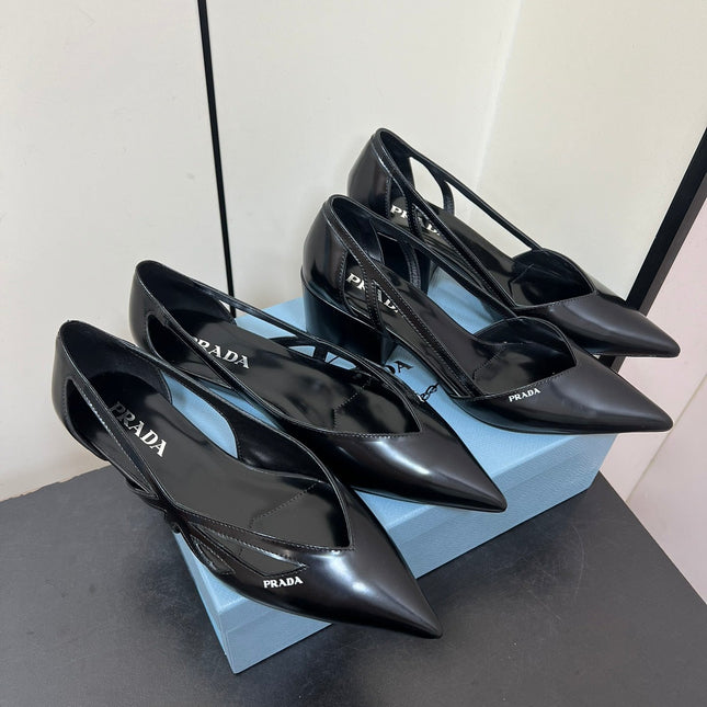BRUSHED CUT-OUT BALLERINA FLAT IN BLACK CALFSKIN