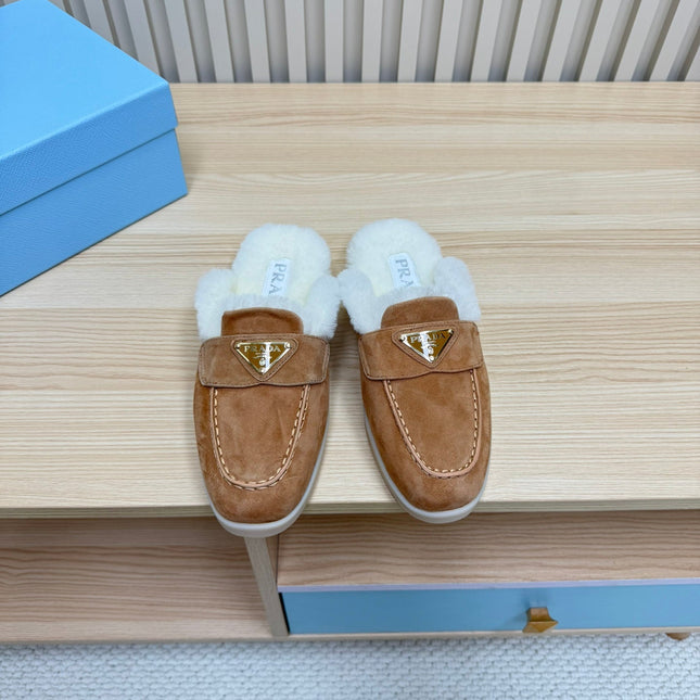 TRIANGLE LOGO FLATS IN CAMEL SUEDE AND FUR LINING