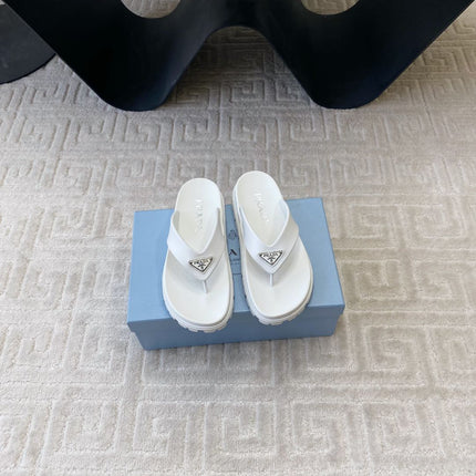 THICK-SOLED FLIP FLOPS IN WHITE RUBBER