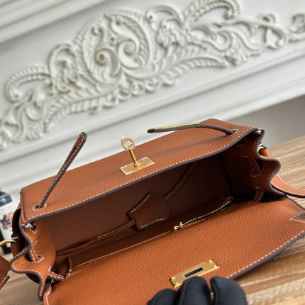 HM 25S KELLY MESSENGER 25 CM IN CARAMEL BROWN TOGO WITH GOLD HARDWARE