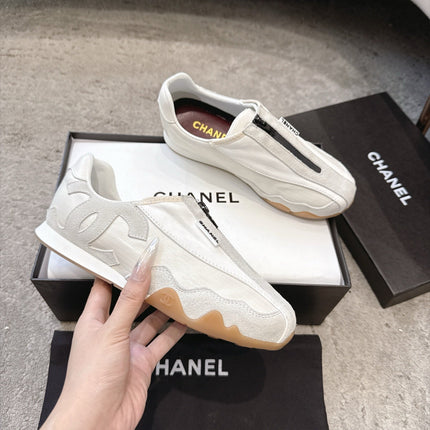 CHANEL 26S LOW TOP SNEAKERS IN WHITE CALFSKIN AND SUEDE WITH FRONT ZIP