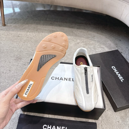 CHANEL 26S LOW TOP SNEAKERS IN WHITE CALFSKIN AND SUEDE WITH FRONT ZIP