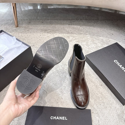 CHANEL 26S CAP TOE CHELSEA ANKLE BOOTS 65MM IN DARK BROWN CRINKLED CALFSKIN WITH CHAIN TRIM