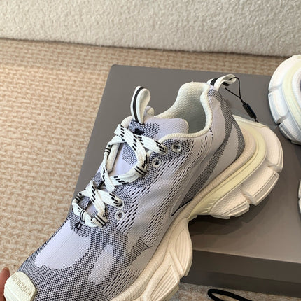 UNDER ARMOUR 3XL KNIT SNEAKER IN LIGHT GRAY WHITE AND BLACK POLYESTER