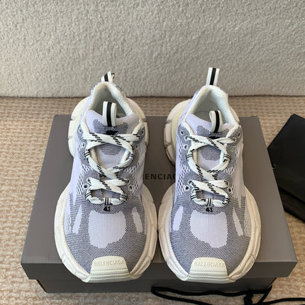 UNDER ARMOUR 3XL KNIT SNEAKER IN LIGHT GRAY WHITE AND BLACK POLYESTER