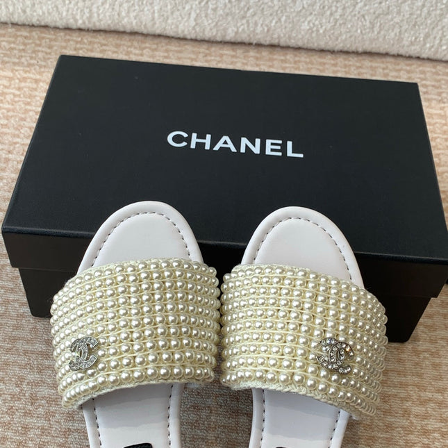 FLAT SLIDE IN WHITE LAMBSKIN WITH PEARLS