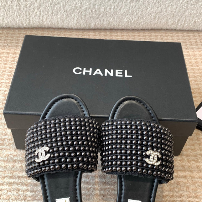 FLAT SLIDE IN BLACK LAMBSKIN WITH PEARLS