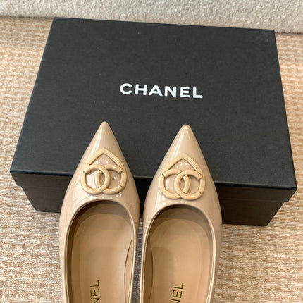 FLAT PUMPS IN BISQUE BEIGE PATENT CALFSKIN