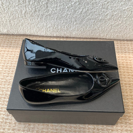 FLAT PUMP IN BLACK PATENT CALFSKIN