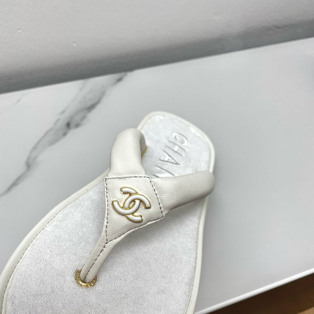 THONG SLIPPERS IN WHITE LAMBSKIN