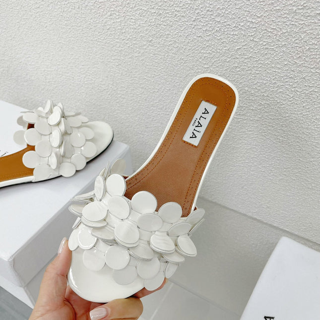 ALAIA FLAT MULE IN WHITE GLOSSY LAMBSKIN
