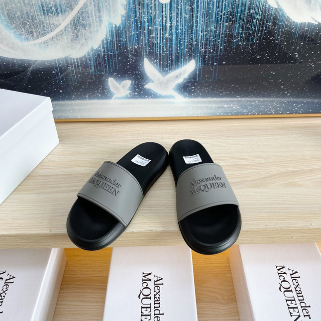 SLIDES SANDAL IN BLACK TPU WITH GREY EMBOSSED LOGO STRAP