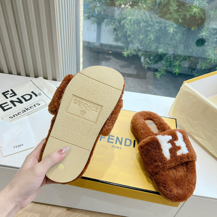 FLAT SLIDE IN GINGERBREAD BROWN FLEECE WITH WHITE LOGO