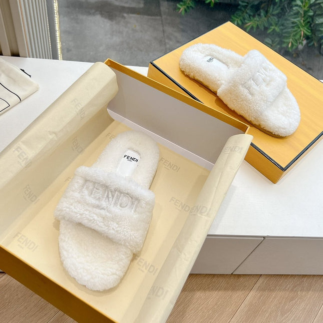 FLAT SLIDE IN WHITE FLEECE