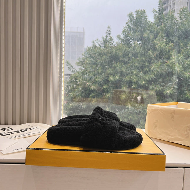 FLAT SLIDE IN BLACK FLEECE