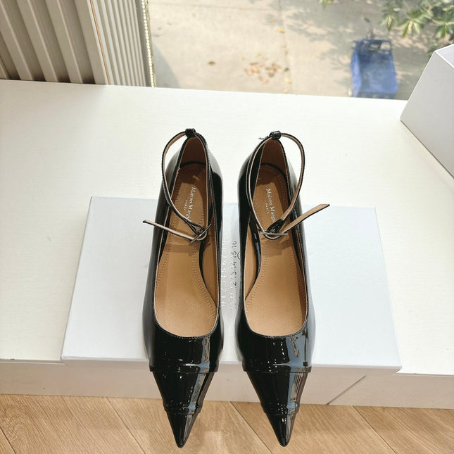 POINTED-TOE ANKLE STRAP PUMPS IN BLACK PATENT CALFSKIN