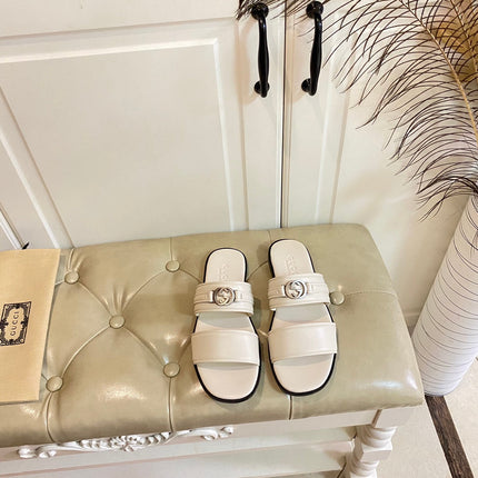 GG SANDAL WITH ROUND INTERLOCKING G IN WHITE CALFSKIN