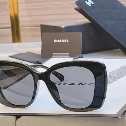 CAT EYE SUNGLASSES IN BLACK ACETATE