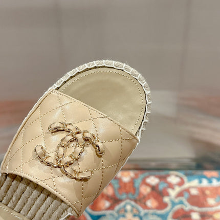 FLAT SLIPPERS IN BEIGE CREAM LAMBSKIN AND WOVEN WITH LOGO