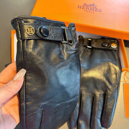GLOVES WITH BUTTON IN BLACK SHEEPSKIN WITH LAMB FUR LINING