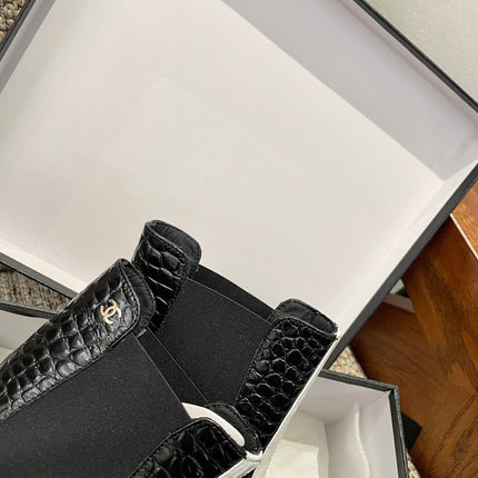 CHANEL 26S ANKLE BOOTS IN BLACK CROCODILE EMBOSSED CALFSKIN WITH WHITE TRIM