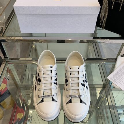 WALK'N PLATFORM SNEAKER IN WHITE AND BLACK EMBROIDERED COTTON