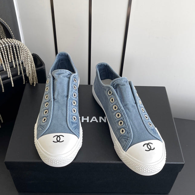 CHANEL 26S LOW TOP SNEAKERS IN NAVY BLUE CANVAS