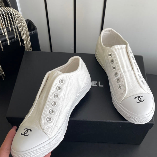 CHANEL 26S LOW TOP SNEAKERS IN WHITE CANVAS