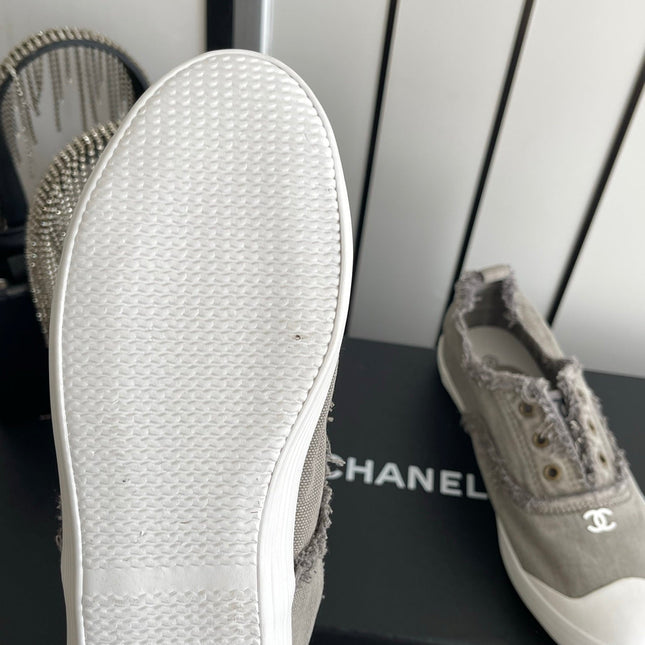 CHANEL 26S LOW TOP SNEAKERS IN GREY FRAYED CANVAS