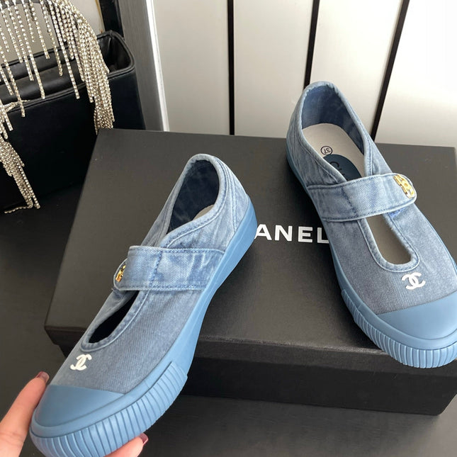 CHANEL 26S MARY JANE SNEAKERS IN NAVY BLUE CANVAS WITH GOLD-TONE METAL CC LOGO