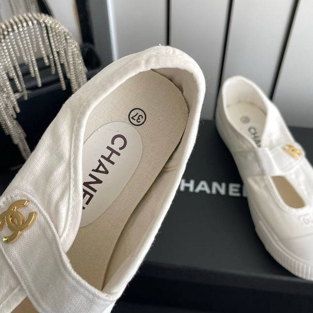 CHANEL 26S MARY JANE SNEAKERS IN WHITE CANVAS WITH GOLD-TONE METAL CC LOGO