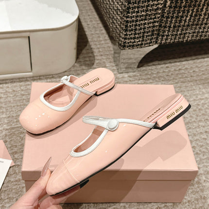 FLAT MULE IN PALE PINK PATENT CALFSKIN