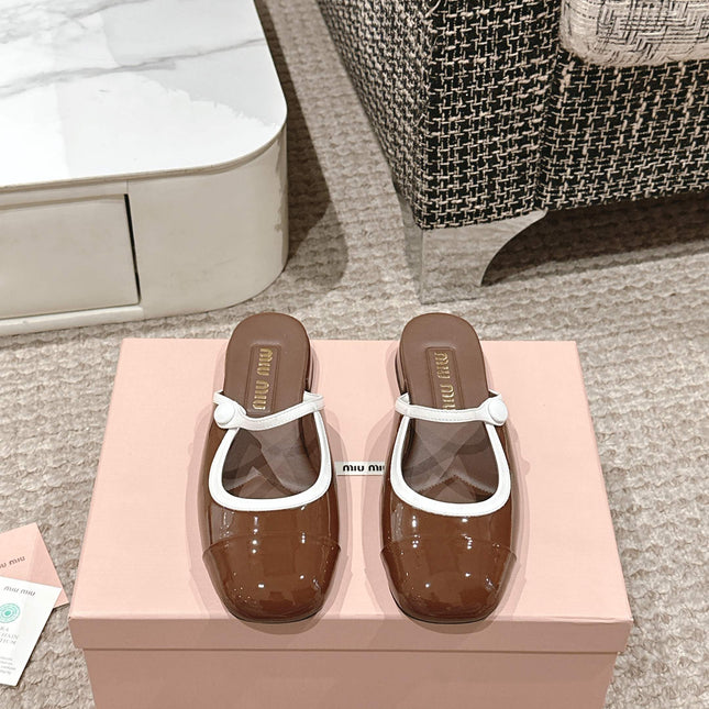 FLAT MULE IN CHOCOLATE BROWN PATENT CALFSKIN