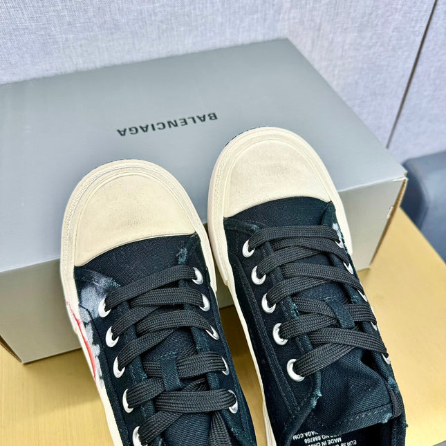 SNEAKERS IN BLACK CANVAS GRAFFITI LOGO