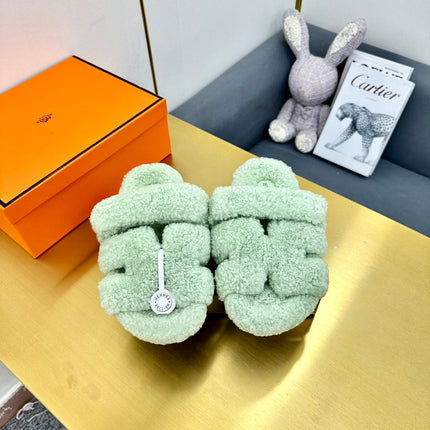CHYPRE SANDAL IN PASTEL GREEN SHEARLING