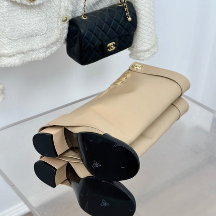 CHANEL 26S KNEE HIGH BOOTS 50MM IN BEIGE SMOOTH CALFSKIN WITH BLACK PATENT CALFSKIN CAP TOE GOLD HARDWARE