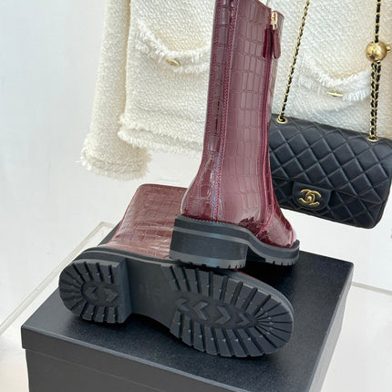 CHANEL 26S MID CALF BOOTS 45MM IN BURGUNDY RED GLOSSY CROC EMBOSSED CALFSKIN WITH PERFORATED CC LOGO CAP TOE