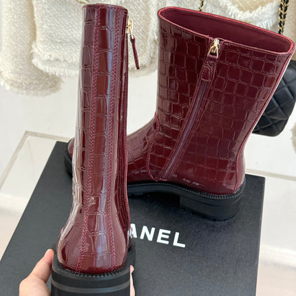 CHANEL 26S MID CALF BOOTS 45MM IN BURGUNDY RED GLOSSY CROC EMBOSSED CALFSKIN WITH PERFORATED CC LOGO CAP TOE
