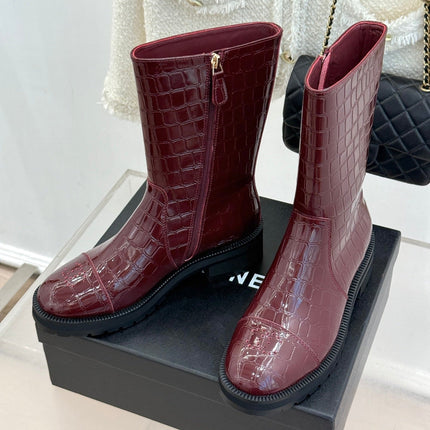 CHANEL 26S MID CALF BOOTS 45MM IN BURGUNDY RED GLOSSY CROC EMBOSSED CALFSKIN WITH PERFORATED CC LOGO CAP TOE