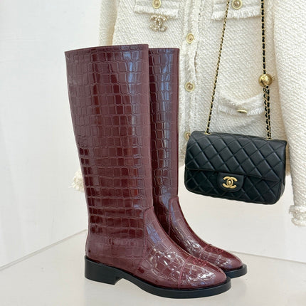 CHANEL 26S KNEE HIGH BOOTS 45MM IN BURGUNDY RED GLOSSY CROC EMBOSSED CALFSKIN