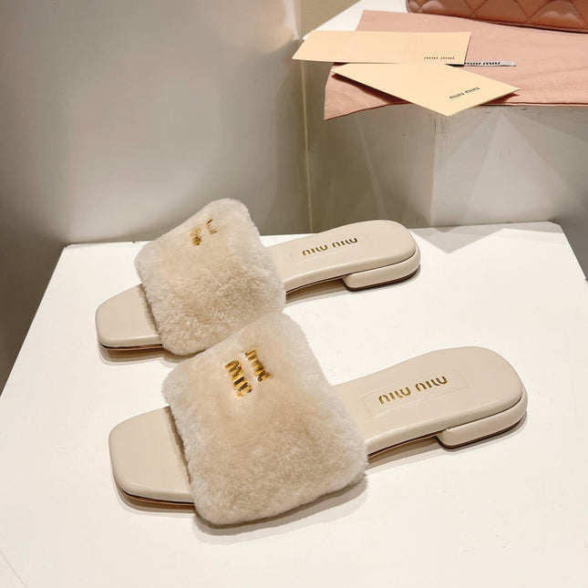 MIUMIU 26S SQUARE-TOE SANDALS IN CREAM BEIGE SHEARLING AND LEATHER