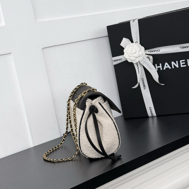 CHANEL 26S SHOULDER BAG 29 IN BLACK CALFSKIN AND LIGHT BEIGE FUZZY TWEED